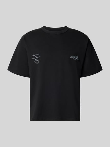 Produktfoto, Regular Fit T-Shirt mit überschnittenen Schultern von JACK & JONES aus Baumwoll-Mix, Rundhalsausschnitt, Statement-Print auf der Rückseite, Rückenlänge 66 cm bei Größe M, schwarze Farbe, glatte Struktur.