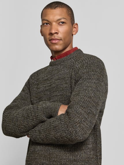 Männermodel trägt Strickpullover aus reiner Baumwolle Modell 'BARBOUR HORSEFORD' von BARBOUR in Melange-Strickoptik, Rundhals, langarm, gerippte Abschlüsse, Nahaufnahme Oberkörper.