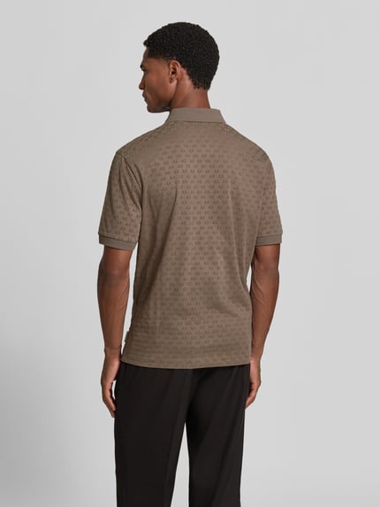Männermodel trägt Regular Fit Poloshirt aus reiner Baumwolle von Armani Exchange, Allover-Logo-Print, Ganzkörperansicht Rückansicht.
