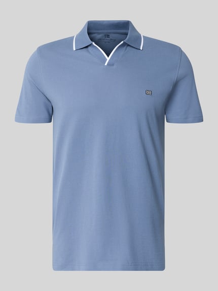 Produktfoto, Modern Fit Poloshirt mit Logo-Stitching von Christian Berg Men aus Reine Baumwolle in Blau mit Polokragen, Rückenlänge 71 cm bei Größe M.