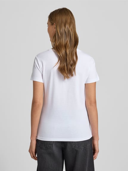 Frauenmodel trägt Regular Fit T-Shirt aus reiner Baumwolle Modell 'C_ELOVE_1' von BOSS Orange, Optik: Unifarben, Ganzkörperansicht Rückansicht.