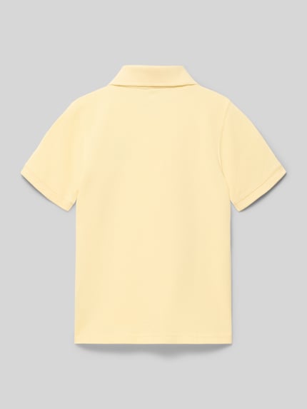 Produktfoto, hellgelbes Poloshirt mit Logo und Knopfleiste von GAP aus reiner Baumwolle, Regular Fit, glatte Textur, Rückenansicht