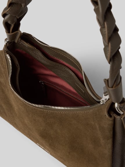 Productfoto, Handtasche aus echtem Leder Modell 'BOHEME' van Coccinelle in olijfgroen met suède textuur, schouderband, hoofdvak met ritssluiting, binnenzak met rits, binnenvakken, labeldetail, breedte 28 cm, lengte 23 cm, diepte 11 cm, schouderbandlengte 54 cm