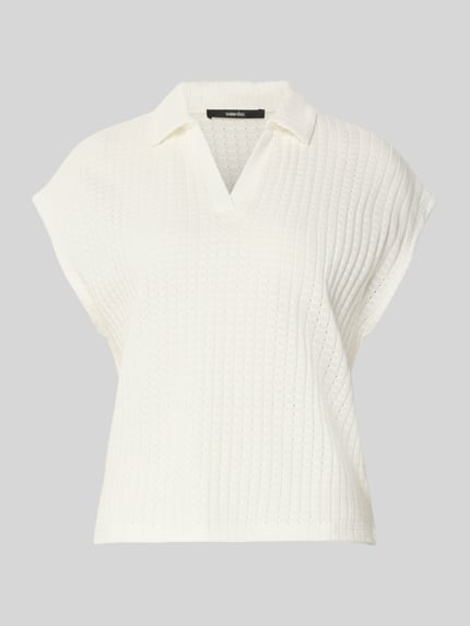 Produktfoto, Regular Fit Poloshirt mit Strukturmuster Modell 'Kimena' von Someday in Creme, Baumwoll-Mix, V-Ausschnitt, 56 cm Rückenlänge, Damen.