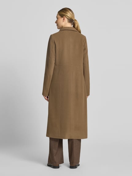 Vrouwenmodel draagt lange jas Regular fit met opstaande kraag, steekzakken, Materiaalmix met scheerwol, Model 'NADA' van Milo Coats, ruglengte maat 36 118 cm, schouderbreedte 40 cm, borstwijdte 47 cm, mouwlengte 67 cm, Ganzkörperansicht Rückansicht.