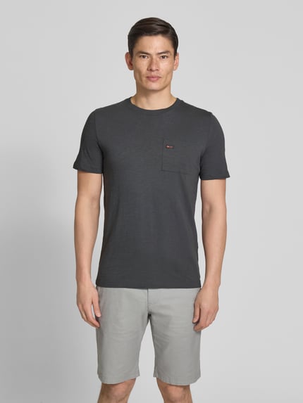 Männermodel trägt Regular Fit T-Shirt aus reiner Baumwolle von s.Oliver RED LABEL, unifarben, Rundhals, Brusttasche, Ganzkörperansicht von vorne.