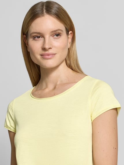 Vrouwenmodel draagt Regular Fit T-Shirt aus reiner Baumwolle van Tom Tailor in mêlee look, boothals, korte mouw, jersey, puur katoen. Nahaufnahme bovenlichaam.