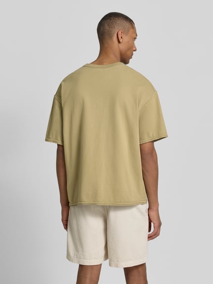 Männermodel trägt Herren T-Shirt mit überschnittenen Schultern Modell 'FAZY' von American Vintage aus Reine Baumwolle, Loose-Fit, Rückenansicht.