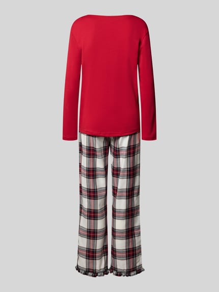 Frauenmodel trägt Pyjama mit Statement-Stitching Modell 'Kuschel-Momente' von LOUIS & LOUISA in Rot und Karo, Ganzkörperansicht Rückansicht. Reine Baumwolle, Loose Fit, Pyjama-Oberteil mit Rundhalsausschnitt, Schleifen-Detail, Pyjama-Hose mit elastischem Bund und Kordelzug.
