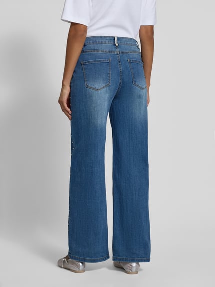 Frauenmodel trägt Jeans mit 5-Pocket-Design von Buena Vista, Baumwoll-Viskose-Mix, lockerer Schnitt, mittleres Blau, Ganzkörperansicht Rückansicht.