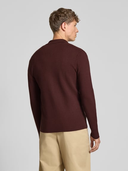 Männermodel trägt Regular Fit Strickjacke aus Viskose-Mix Modell 'GUNA' von Samsøe Samsøe, Dunkelrot, glatte Textur, Rückenansicht, Kontext: Herren Strickjacke, Umlegekragen, Brusttasche, Zweiwege-Reißverschluss, Rückenlänge 66 cm, Ärmellänge 57 cm.