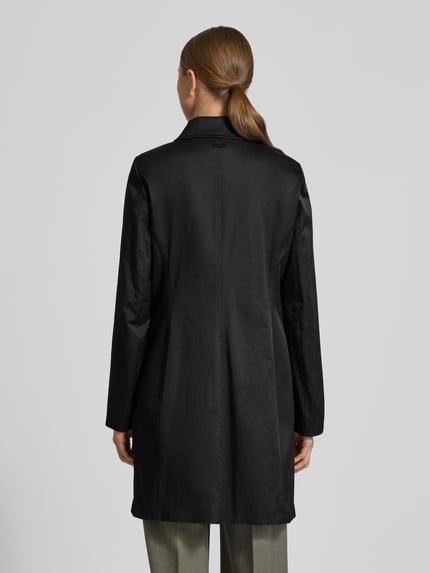 Frauenmodel trägt Regular Fit Mantel mit Umlegekragen Modell 'Mina' von CINQUE, Schwarz, glatte Textur, Rückenansicht, Ganzkörperansicht Rückansicht. Elastischer Baumwoll-Mix, Pattentaschen, durchgängige Knopfleiste, Rückenlänge 88 cm, Schulterbreite 35 cm, Brustweite 46 cm, Ärmellänge 63 cm.
