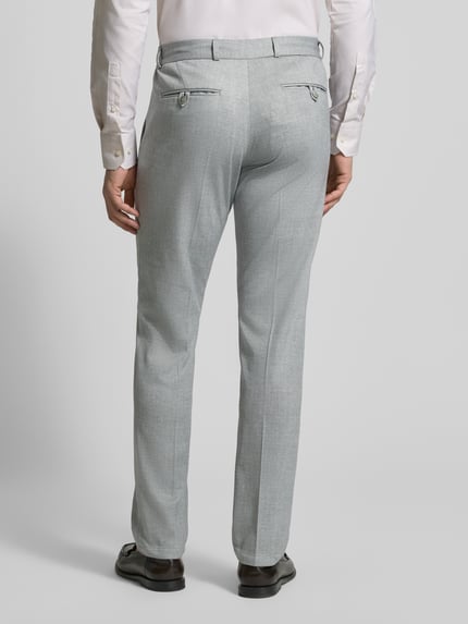Männermodel trägt graue Hose mit Bügelfalten und Schnürung Modell 'SpartaFlex' von Zuitable, Material-Mix mit Lyocell, Ganzkörperansicht Rückansicht.