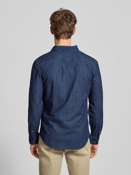 Männermodel trägt Freizeithemd in Denim-Optik von Levi's®, Baumwoll-Mix mit Stretch-Anteil, Regular-Fit, Ganzkörperansicht Rückansicht.