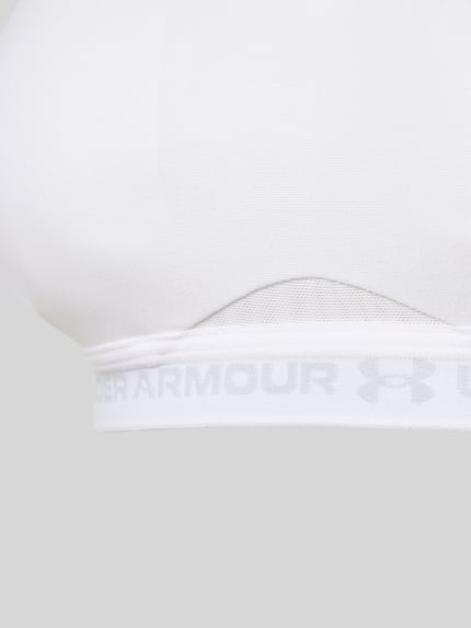 Produktfoto, weißer Sport-BH mit Label-Schriftzug Modell 'UA Crossback Low Bra' von Under Armour, Damen Sport-BH von Under Armour, glatte Oberfläche, feines Mesh-Detail am Unterbrustband