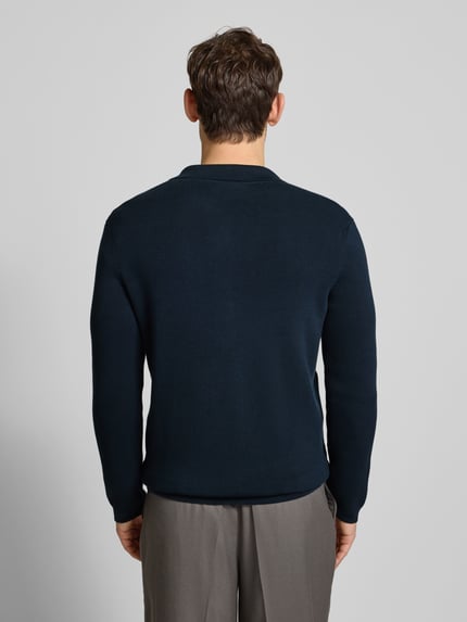 Männermodel trägt Regular Fit Strickjacke aus reiner Baumwolle von Marc O'Polo, uni dunkelblau, fijne structuur, lange mouw, geribbelde boorden, borstzak, rugaanzicht, ganzkörperansicht rückansicht.