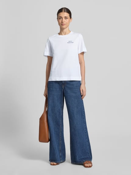 Frauenmodel trägt T-Shirt mit Rundhalsausschnitt von Rich & Royal aus reiner Baumwolle, Regular Fit, weiß mit Print, Ganzkörperansicht von vorne.