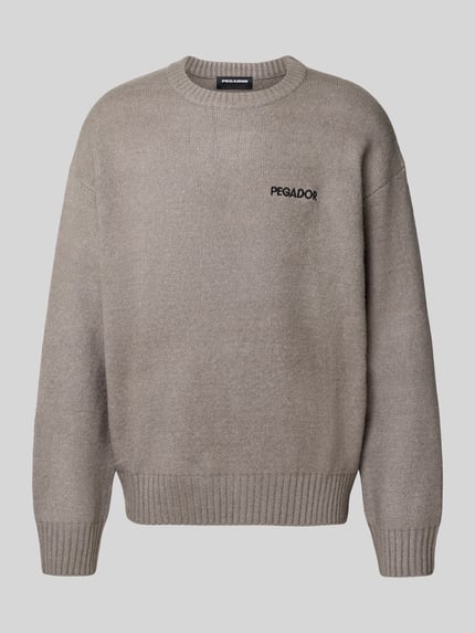 Produktfoto, Oversized Strickpullover Modell 'Luka' von PEGADOR in Beige, grobe Strickstruktur, Rundhalsausschnitt, Label-Stitching, Material-Mix mit Stretch-Anteil