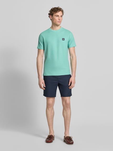 Männermodel trägt T-Shirt mit Label-Patch und Rundhalsausschnitt von Lerros in Mint, Reine Baumwolle, Gerader Schnitt, Ganzkörperansicht von vorne. Herren T-Shirt, Rückenlänge bei Größe M: 69 cm.