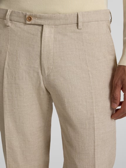 Männermodel trägt Slim Fit Anzughose in melierter Optik Modell 'Paco' von CG Club of Gents, Baumwollmischung mit Schurwoll-Anteil, Nahaufnahme Oberkörper.