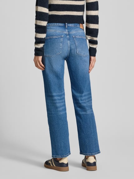 Vrouwenmodel draagt Scotch & Soda Jeans im Used-Look Model 'THE SKY', regular fit, mix van katoen en elastaan, binnenbeenlengte 70 cm, bandwijdte 39 cm, blauwe denim, rechte pijpen, used-look textuur. Ganzkörperansicht Rückansicht.