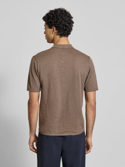Mannenmodel draagt Slim Fit Poloshirt in tricotlook model 'Kane' van JACK & JONES, puur katoen, korte mouw, polokraag, ruglengte maat M 67 cm, geheel bruine kleur, structuur zichtbaar, tricottextuur, volledige lichaamsweergave achteraan.
