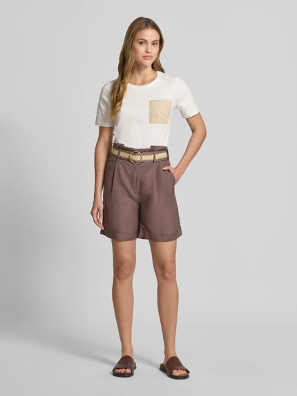 Frauenmodel trägt Regular Fit T-Shirt mit Strick-Detail von Christian Berg Woman Selection aus reiner Baumwolle, Rundhalsausschnitt, weiß-beige Farbkombination, glatte Textur, Rückenlänge Größe 36: 54 cm, Ganzkörperansicht von vorne.