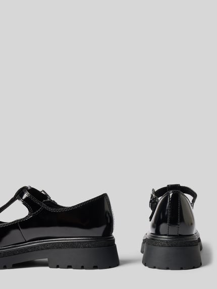 Produktfoto, Loafer mit Klettverschluss von Tamaris in glänzendem Schwarz mit markanter Sohle auf hellem Hintergrund