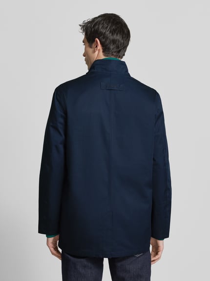 Männermodel trägt Regular Fit Parka mit Baumwoll-Anteil von Barbour, Optik: Unifarben, wasserabweisend, Ganzkörperansicht Rückansicht.
