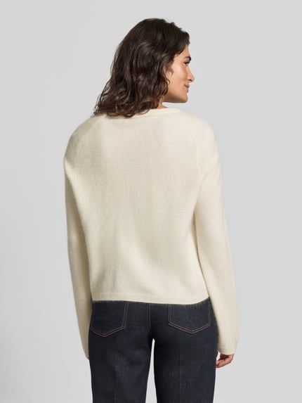 Vrouwenmodel draagt Strickjacke aus Leinen-Kaschmir-Mix mit V-Ausschnitt van MM by Max Mara in ecru, regular fit, knoopsluiting, achterkant, detail: ruglengte 51 cm, mouwlengte 59 cm, Ganzkörperansicht Rückansicht.