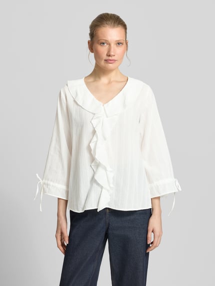 Frauenmodel trägt Regular Fit Bluse mit Volants von Smith and Soul in Weiß mit Strukturmuster, 3/4-Arm, Rundhalsausschnitt, Ganzkörperansicht von vorne.