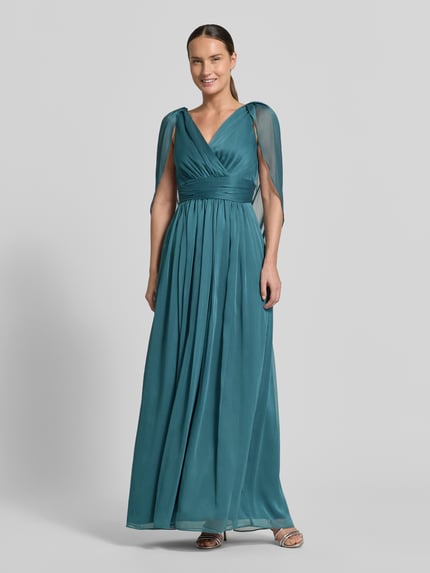 Vrouwenmodel draagt avondjurk met geïntegreerde stola van SWING in getailleerde pasvorm, V-hals, wikkellook, mouwloos design, plooien, naadritssluiting, kleur petrol, gladde textuur, Ganzkörperansicht von vorne. Ruglengte bij maat 36: 132 cm, borstwijdte bij maat 36: 38 cm.