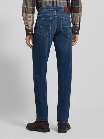 Männermodel draagt Straight Fit Jeans met 5-pocket-design model 'Cadiz' van Brax, katoen-lyocell-mix, rechte snit, Ganzkörperansicht Rückansicht.