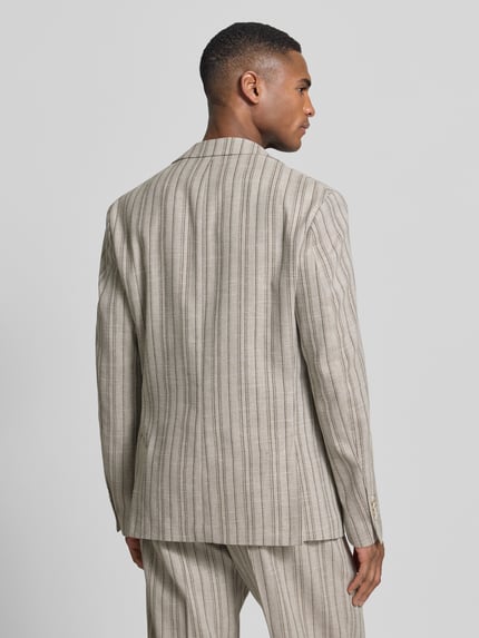 Männermodel trägt Slim Fit 2-Knopf-Sakko mit Pattentaschen Modell 'CIDATA' van CINQUE in lichte beige tint met strepen, mix van wol, Ganzkörperansicht Rückansicht.
