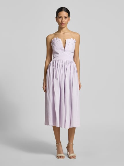 Frauenmodel trägt Cocktailkleid im Off-Shoulder-Look von LACE & BEADS aus Reine Baumwolle, A-Linie, Midikleid, V-Ausschnitt, Gelegte Falten, hellfliederfarbener Stoff, glatte Textur, Ganzkörperansicht von vorne.