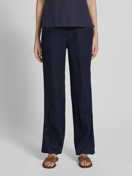 Frauenmodel trägt Leinenhose mit elastischem Bund und Gesäßtaschen von Christian Berg Woman, dunkelblau, Reines Leinen, Regular-Fit, Ganzkörperansicht von vorne.