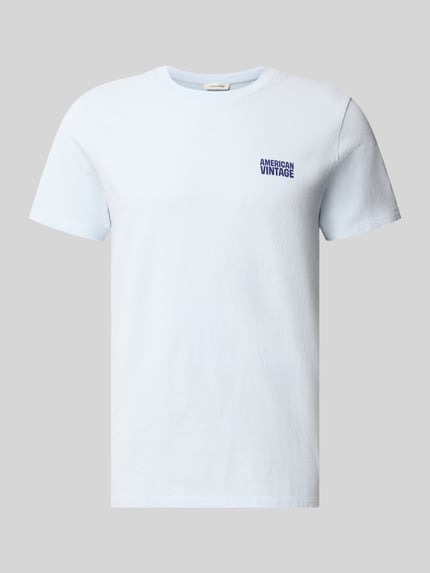 Produktfoto, T-Shirt mit Logo und Rundhalsausschnitt Modell 'YKOBOW' von American Vintage in hellem Blau, reine Baumwolle, Regular Fit, glatte Textur, Logo auf Brust, Rückenlänge bei Größe M 70 cm