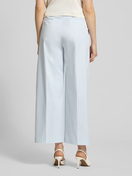 Frauenmodel trägt Regular Fit Chino aus Baumwoll-Mix Modell 'TULOTTA' von BOSS, Optik: Unifarben, Passform: Regular-Fit, Ganzkörperansicht Rückansicht.