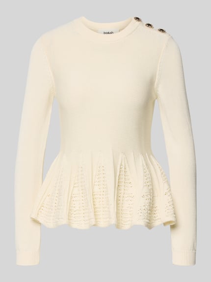 Produktfoto, Strickshirt mit Schößchen Modell 'UTAMA' von Bash aus Baumwoll-Modal-Mix in Creme mit Rundhalsausschnitt, Zierknöpfen, Lochmuster, gerippten Ärmelabschlüssen, körpernahem Schnitt, Rückenlänge 58 cm, Ärmellänge 63 cm.