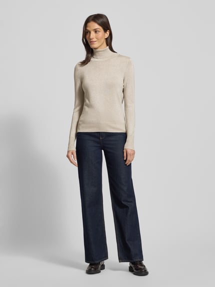 Kobiece modelka nosi Strickpullover mit gerippten Abschlüssen od Christian Berg Woman, beżowy kolor, slim fit, golf, przód w pełnej sylwetce.