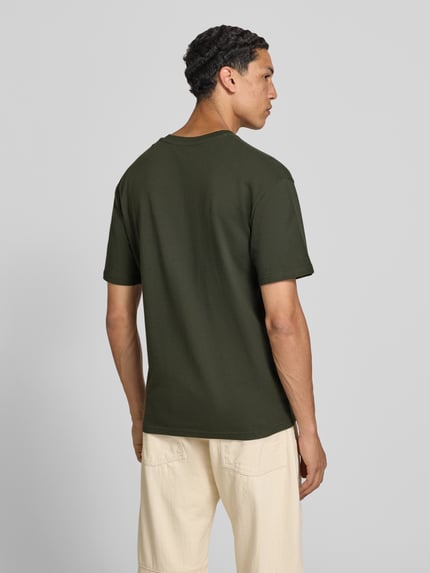 Männermodel trägt Regular Fit T-Shirt mit Rundhalsausschnitt von Jack & Jones, Reine Baumwolle, 1/2-Arm, Rückenlänge 70 cm, Ganzkörperansicht Rückansicht.
