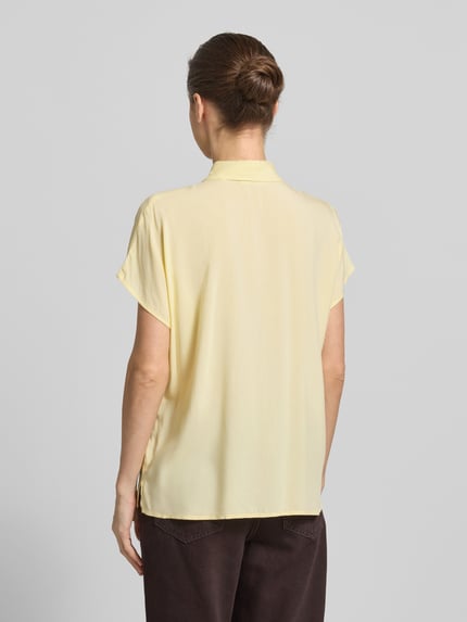 Vrouwenmodel draagt Regular Fit Bluse aus Viskose van Christian Berg Woman in lichtgeel met overhemdkraag, knoopsluiting, zuiver viscose, ruglengte 64 cm, mouwlengte 15 cm, ganzkörperansicht rückansicht.
