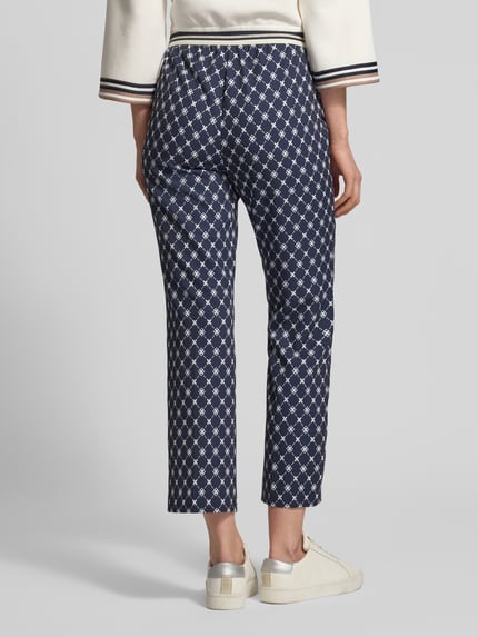 Frauenmodel trägt Hose im Allover-Look mit elastischem Bund von Betty Barclay, Material-Mix mit Stretch-Anteil, Regular-Fit, Ganzkörperansicht Rückansicht.