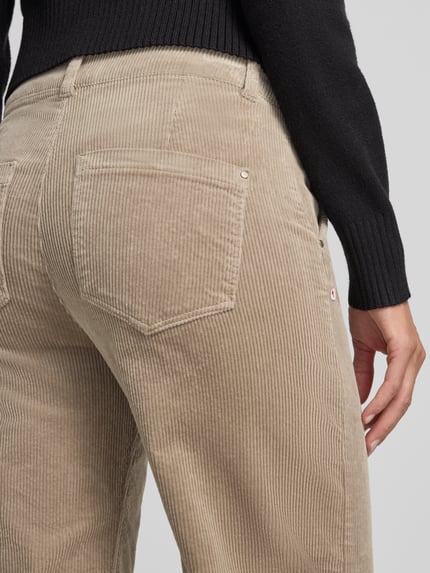 Vrouwenmodel draagt corduroy broek met Franse steekzakken van Christian Berg Woman in katoenmix met stretch, detailopname achteraan.
