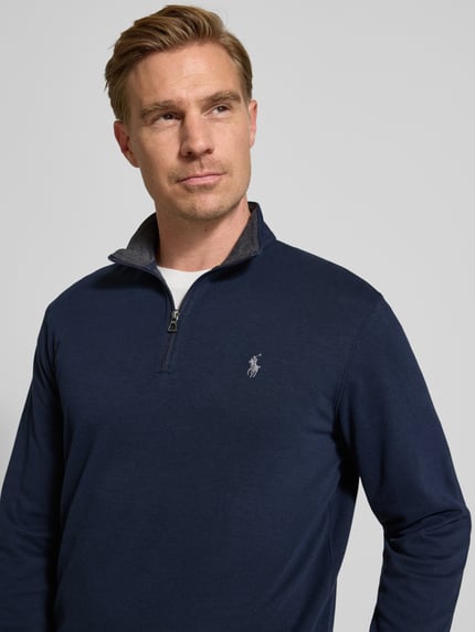 Mannelijk model draagt Sweatshirt mit Stehkragen van Polo Ralph Lauren in donkerblauw, katoen-viscose, label-stitching, Nahaufnahme bovenlichaam.