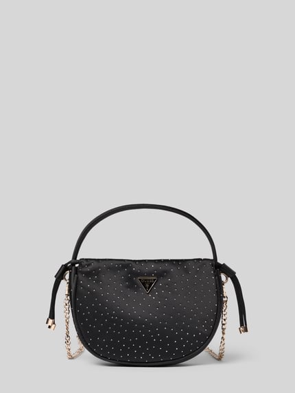 Produktfoto, czarna Handtasche mit Ziersteinbesatz Modell 'ELSIE' od Guess, trójkątna label-aplikacja, miękka faktura, złote łańcuszki, Szerokość w rozmiarze 1: 22 cm, długość 15 cm, głębokość 6 cm, długość paska 108 cm