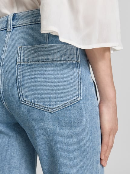 Vrouwenmodel draagt Cropped Jeans met opgestikte zakken van Jake*s Casual, puur katoen, kort model, knoop- en ritssluiting, detailopname rechterbeen.
