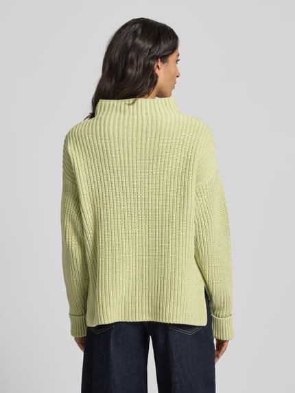 Vrouwenmodel draagt Regular Fit Turtleneck-Pullover uit katoenmix Model 'SELMA' van Selected Femme, look: effen, grof tricot, gestructureerd, lange mouw, geribde rompzoom en mouwboord, Ganzkörperansicht Rückansicht.