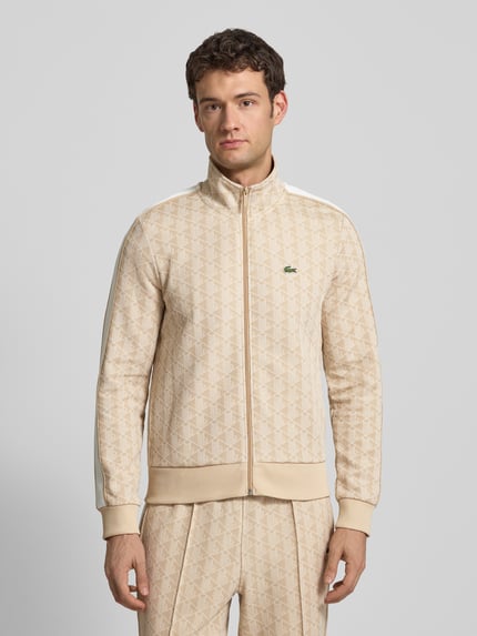 Männermodel trägt Regular Fit Sweatjacke mit Baumwoll-Anteil von Lacoste, Optik: Unifarben, Allover-Muster, Ganzkörperansicht von vorne.