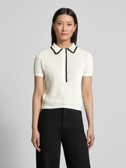 Modelka kobieca ma na sobie Regular Fit Strick-Shirt aus reiner Baumwolle Modell 'SLYSA' od HUGO w jednolitym kolorze z kontrastowymi paskami, strukturalna dzianina, krótki rękaw, logo-stitching, ribb finish. Widok całej sylwetki z przodu.